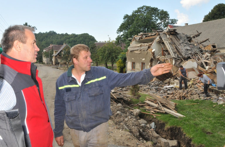 Mezi občany přihlášenými starosty je i Vladimír Stříbrný z Heřmanic, který na snímku vysvětluje problémy po povodních hejtmanovi LK Stanislavu Eichelrovi